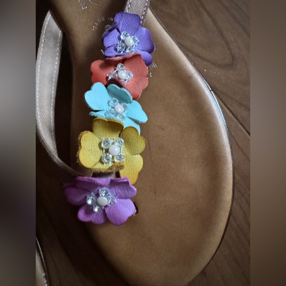 ITALIANA by Italian Shoemakers Tan Leather w/ Flowers Sandal Flip Flop Sheila 8M - Picture 8 of 8